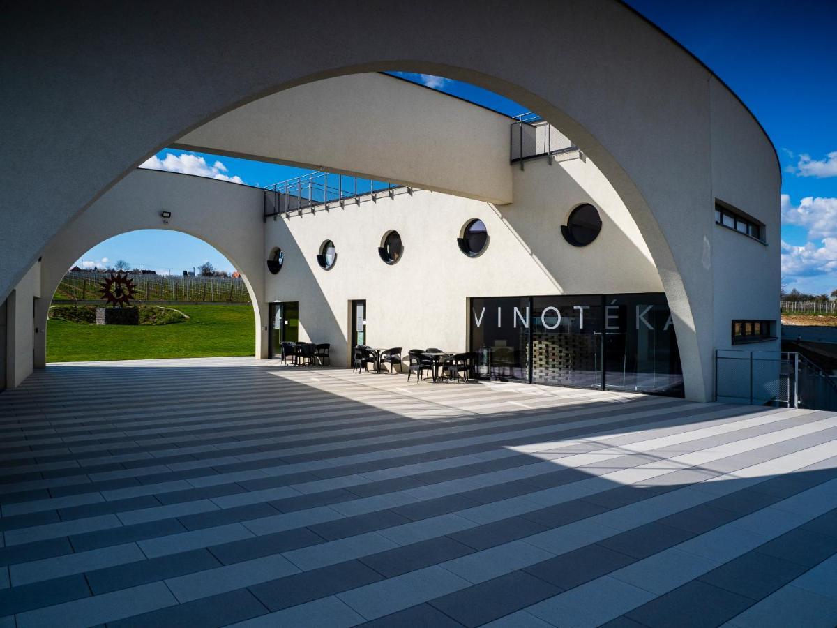 Hotel Vinarstvo Predium Vráble Zewnętrze zdjęcie